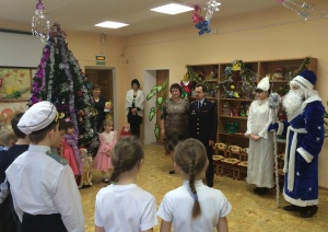 Новогодние поздравления от полицейских приняли ребята из Александровского центра социальной помощи семье и детям